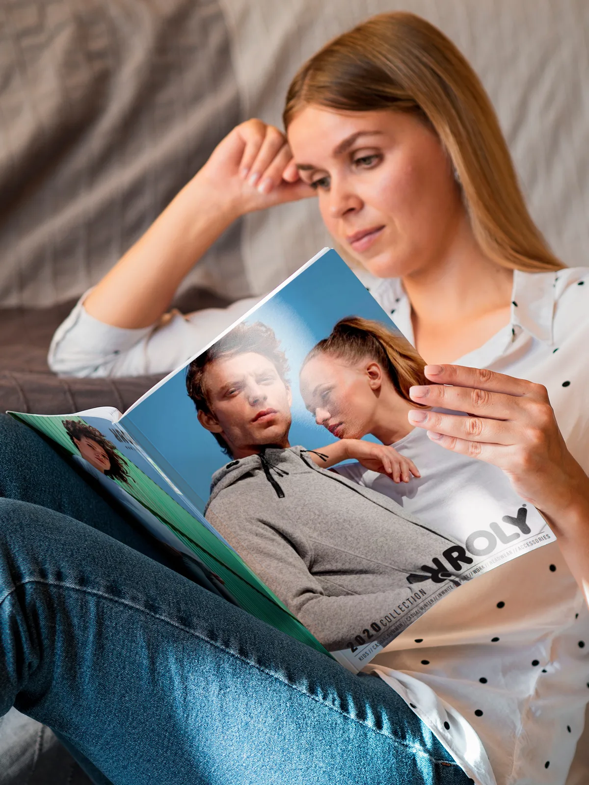 Mujer Viendo Catalogo Roly