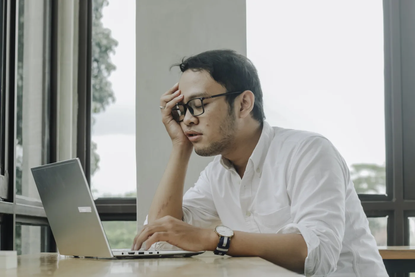 depressed desperate businessman looking frustrated being overworked sitting at home office desk scaled hombre con astenia primaveral